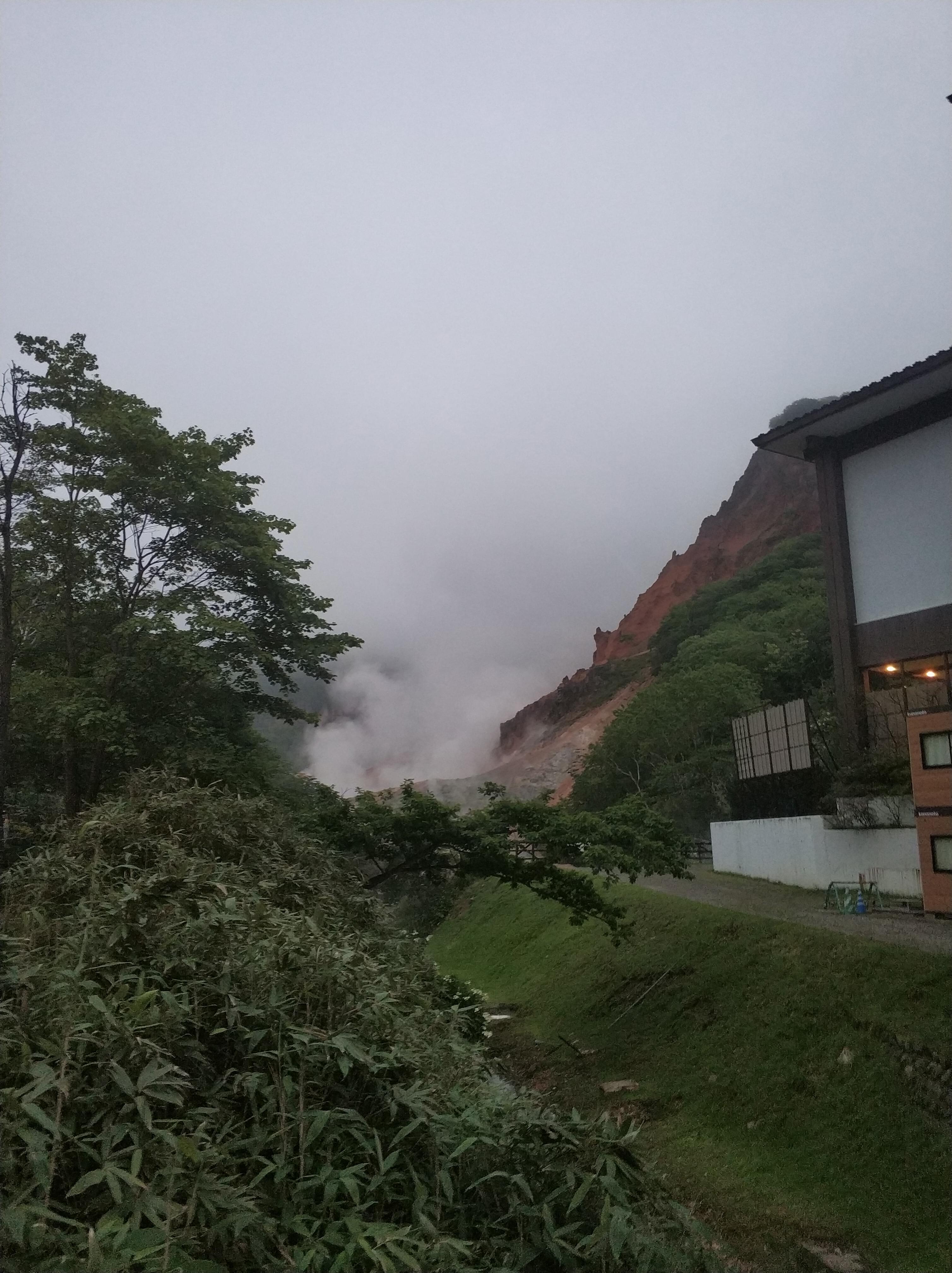 左边是地狱谷,右边是温泉酒店