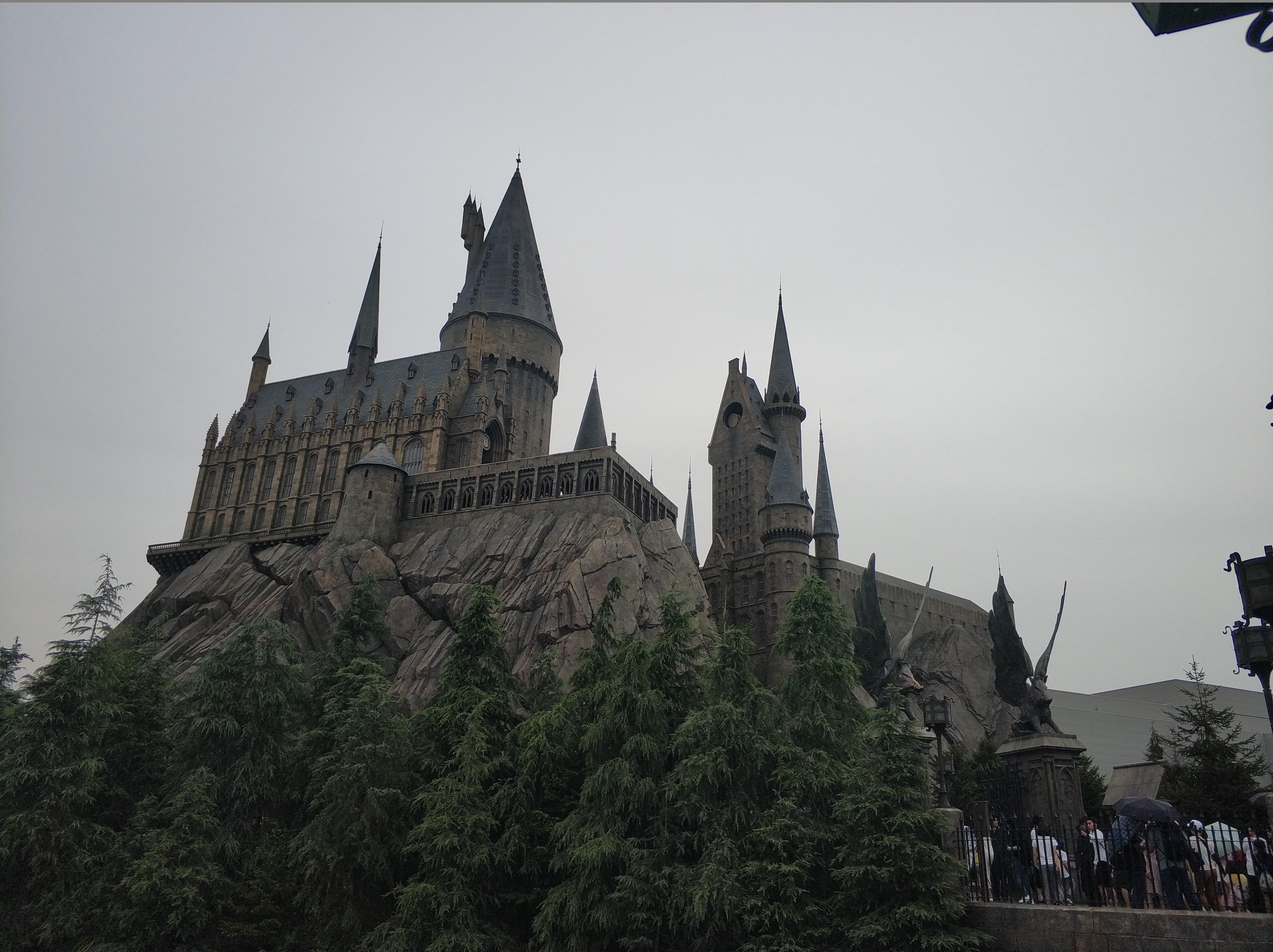 巍峨城堡,阴天之下显得朴实无华